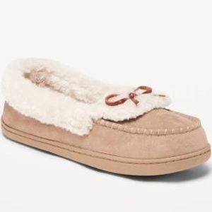 Old Navy Faux Suede Moccasin Slippers Size 8 NWT